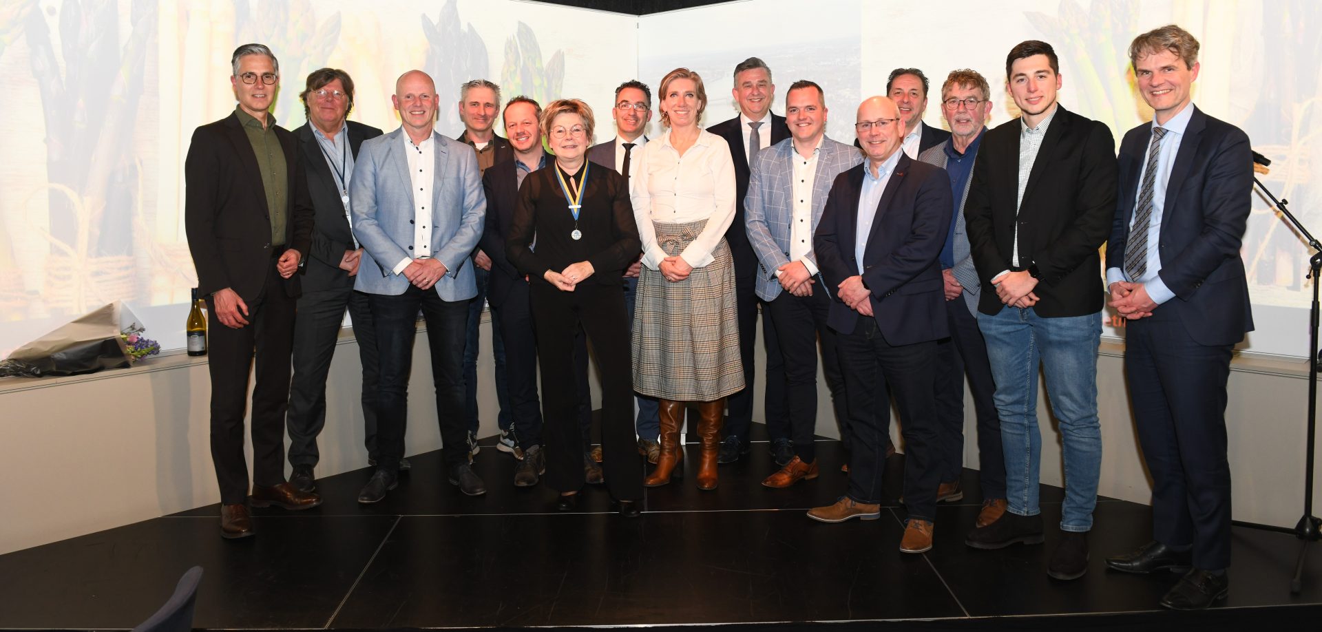 Het bestuur van Aspergegilde Limburg, Gouverneur Emile Roemer, Burgemeester Delissen en andere prominente Limburgse politici tijdens het Aspergediner bij Nieuwspoort in Den Haag